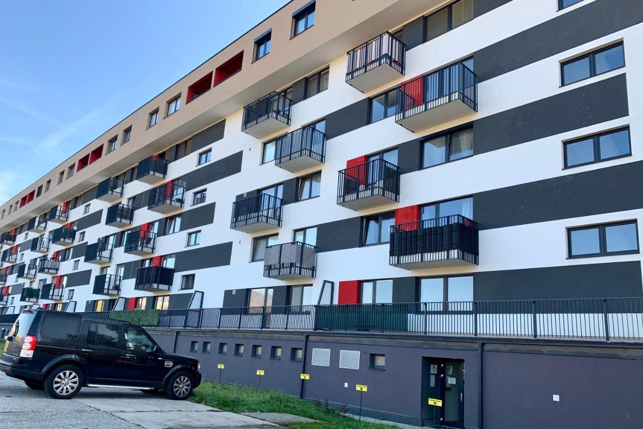 Bl - The Executive Suite, Boru - 24Hr Self Check-In, Free Private Parking, Balcony With Mountain View, 5 Minute Walk To City Center Banská Bystrica Eksteriør billede
